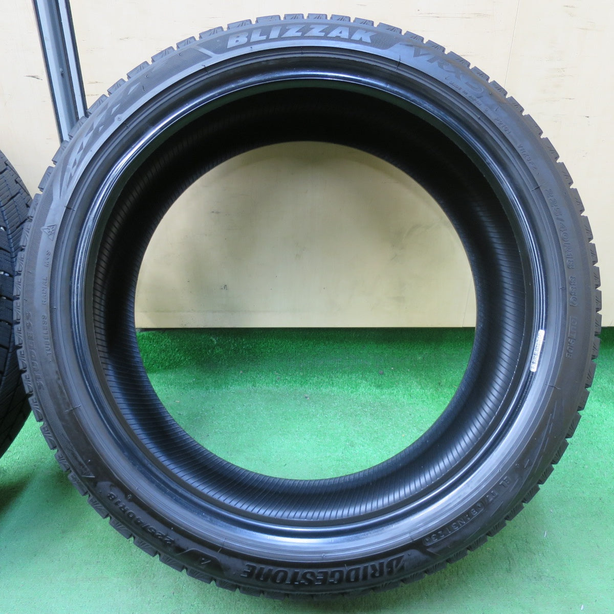 [送料無料] バリ溝！23年！9.5分以上★スタッドレス 225/40R18 ブリヂストン ブリザック VRX3 タイヤ 18インチ インプレッサ レガシィ 等★5030609イスタ