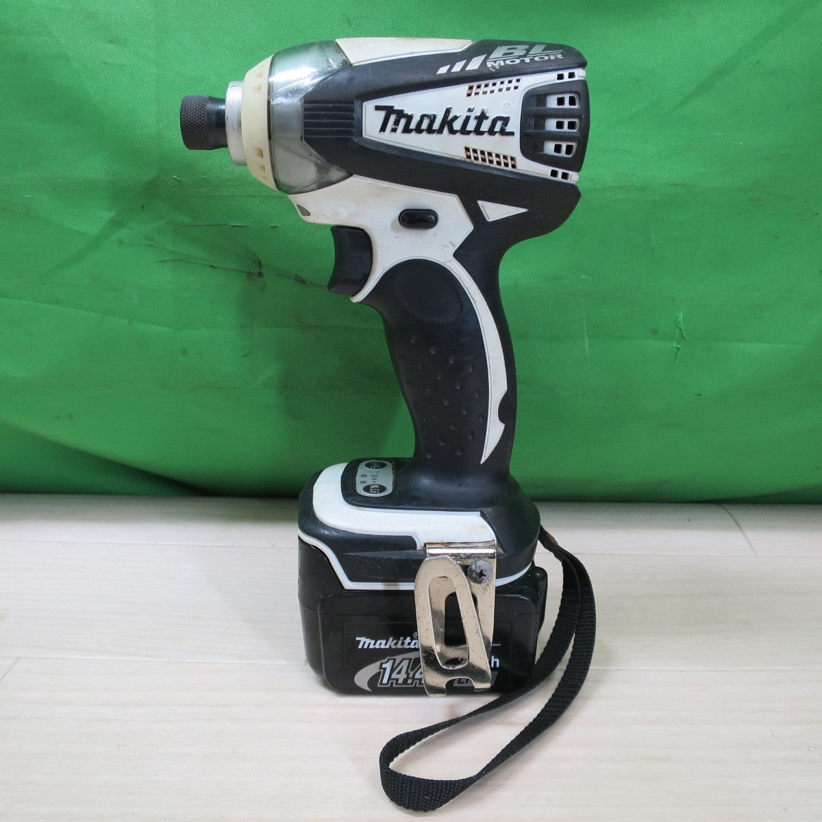 [送料無料] ☆マキタ 充電式 インパクトドライバ TD133D 電動 工具 14.4V makita バッテリー 充電器 DC18RA☆