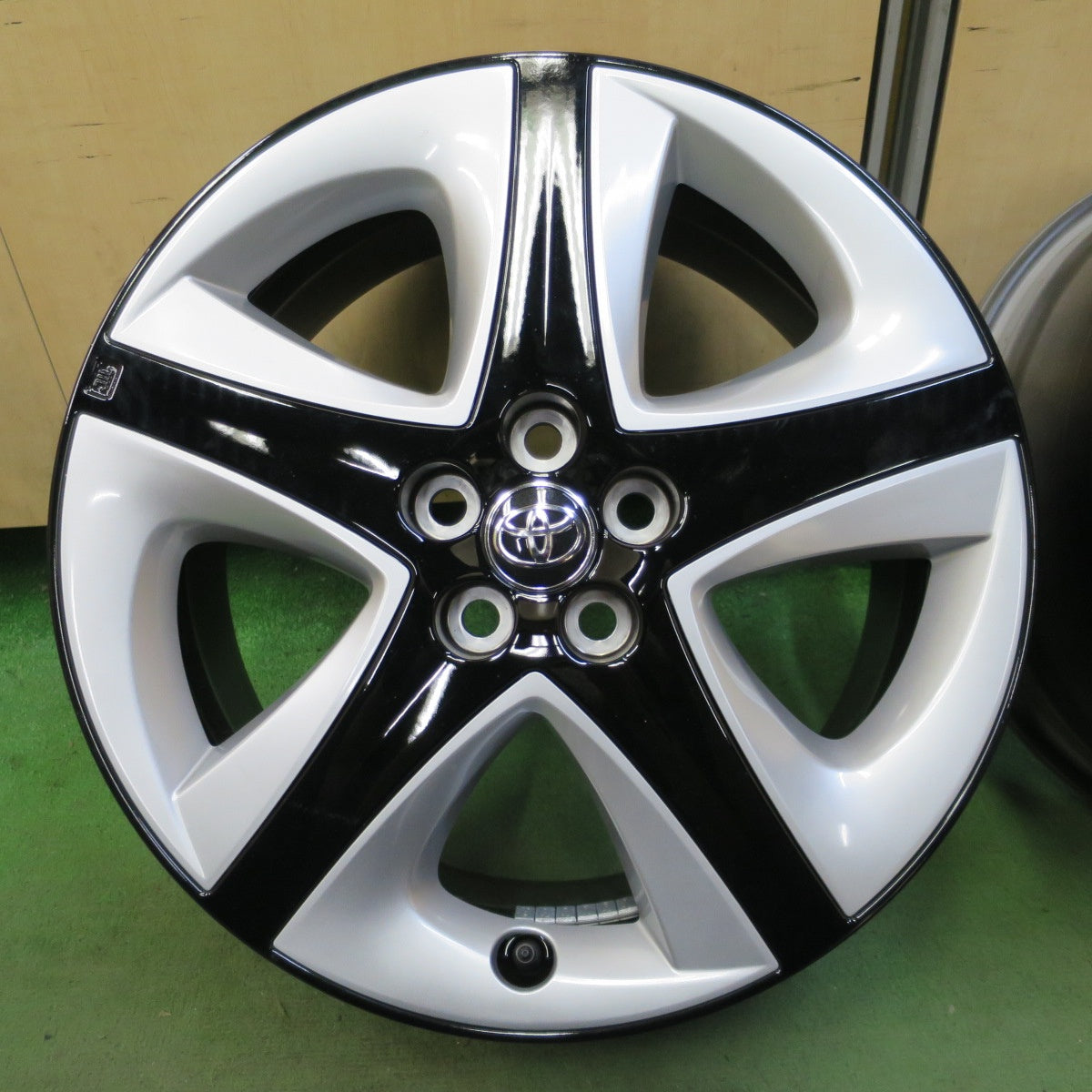 新車外し★トヨタ 50系 プリウス ツーリング 純正 ホイール 17インチ 17×7J PCD100/5H★6071102NGホ