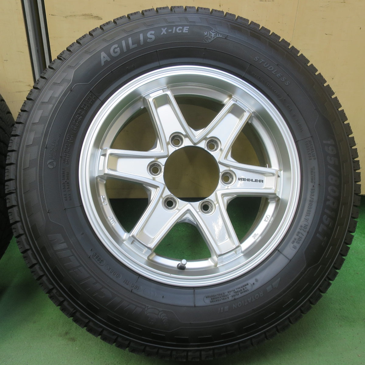 バリ溝！25年！キレイ！9.5分以上◎KEELER TACTICS 195/80R15 107/105R スタッドレス ミシュラン AGILIS X-ICE キーラー タクティクス 15インチ PCD139.7/6H◎6091903イス