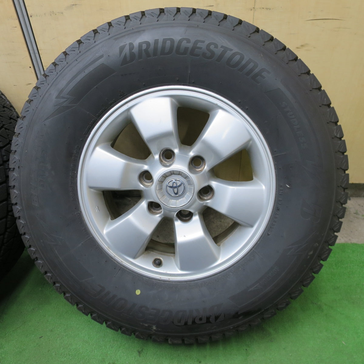 バリ溝！23年！9.5分★トヨタ ハイラックス サーフ 純正 265/70R16 スタッドレス ブリヂストン ブリザック DM-V3 16インチ PCD139.7/6H★6042902ナス