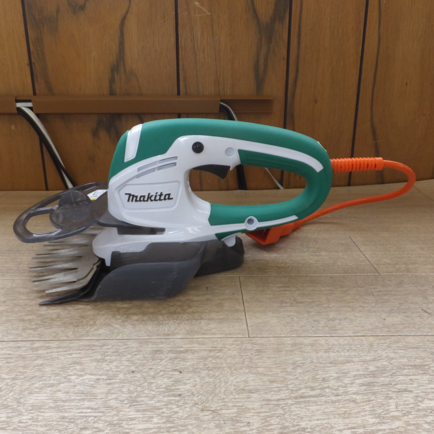 [送料無料] キレイ★マキタ makita 160mm 芝生バリカン MUM1601　100V～ 0.9A 50-60Hz 80W★