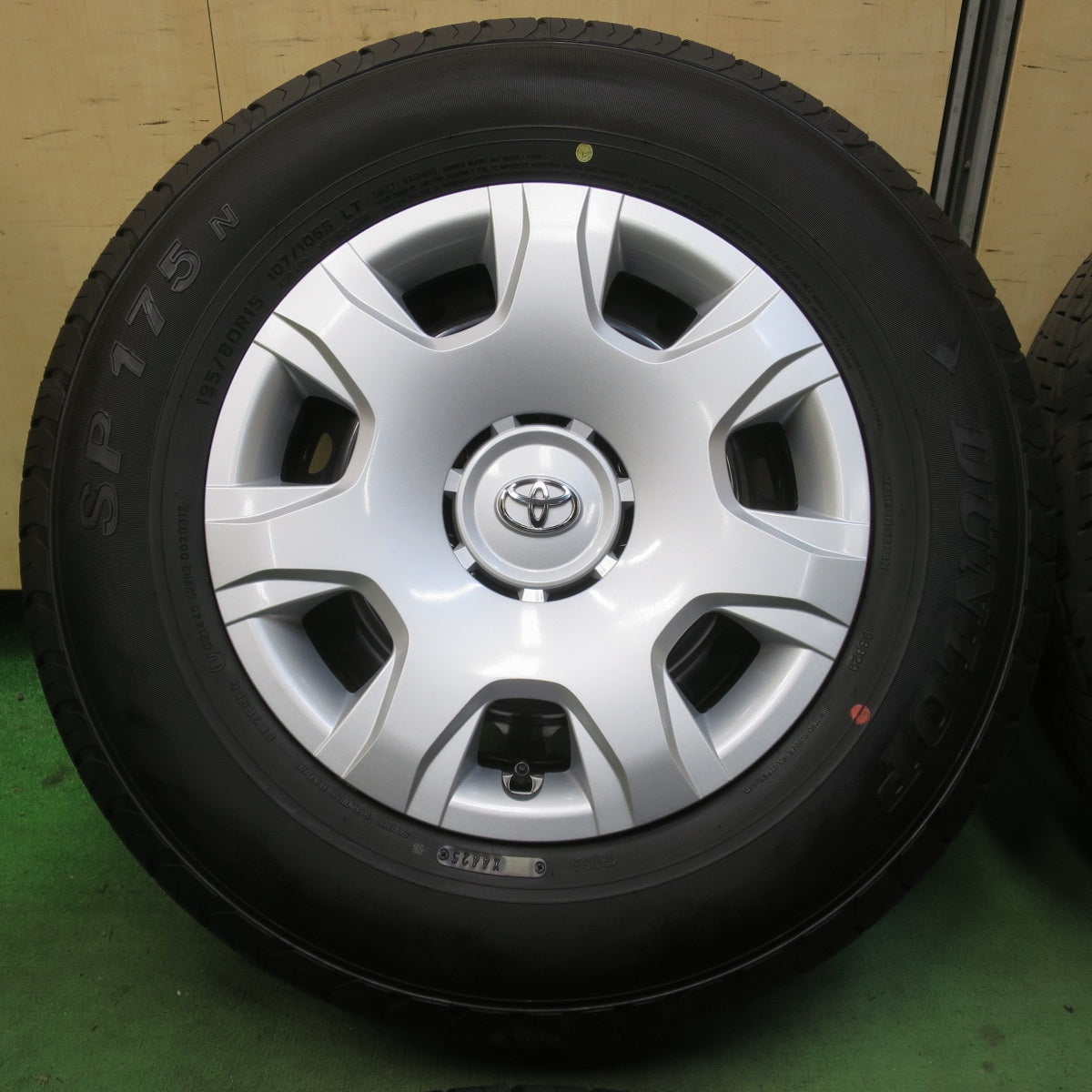 新車外し！25年★トヨタ 200系 ハイエース 純正 スチール 195/80R15 107/105S ダンロップ SP175N 15インチ PCD139.7/6H★6021401イノ
