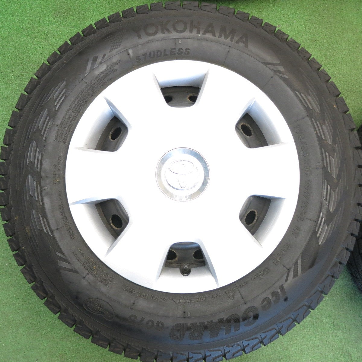 バリ溝！9.5分★トヨタ ハイエース 純正 スチール 195/80R15 107/105L スタッドレス ヨコハマ アイスガード G075 15インチ PCD139.7/6H★6051402HAス