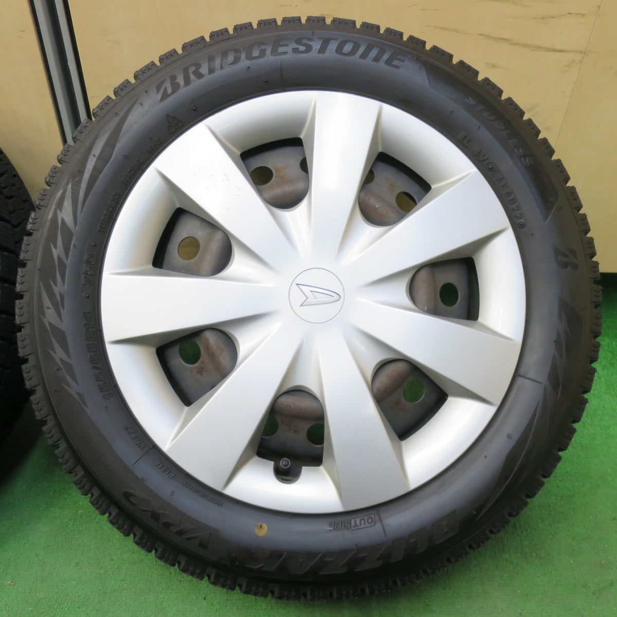 [送料無料] バリ溝！22年！ほぼ10分★ダイハツ LA300S ミライース 純正 スチール 155/65R14 スタッドレス ブリヂストン ブリザック VRX2 14インチ PCD100/4H★4103111イス