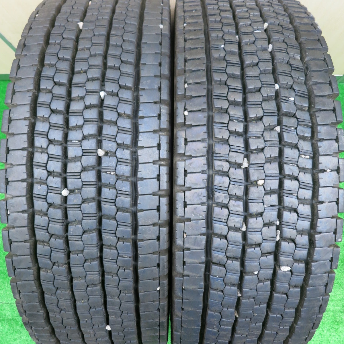 *送料無料* バリ溝！23年！9.5分★トラック タイヤ 265/70R19.5 140/138J スタッドレス ブリヂストン W999 19.5インチ★4072307HAスタ