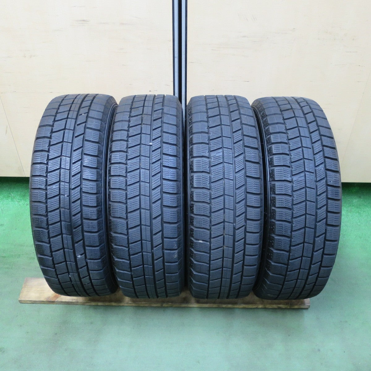 バリ溝！23年！キレイ！9.5分以上★スタッドレス 185/60R15 オートバックス ノーストレック N5 VELVA CHARGE ヴェルヴァ チャージ 15インチ PCD100/4H★5111301TTス