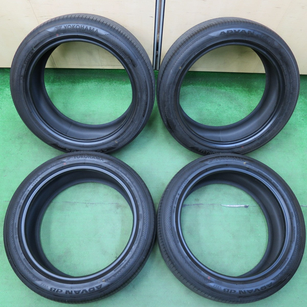 [送料無料] バリ溝！24年！9.5分以上★245/45R19 ヨコハマ アドバン dB V553 タイヤ 19インチ アルファード ヴェルファイア 等★4112305イノタ