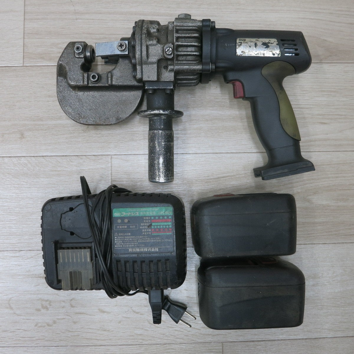 [送料無料] バッテリー2個付き◆イクラ コードレス パンチャー IS-MP15L IKURA 電動 工具 充電式 切断機 育良精機◆