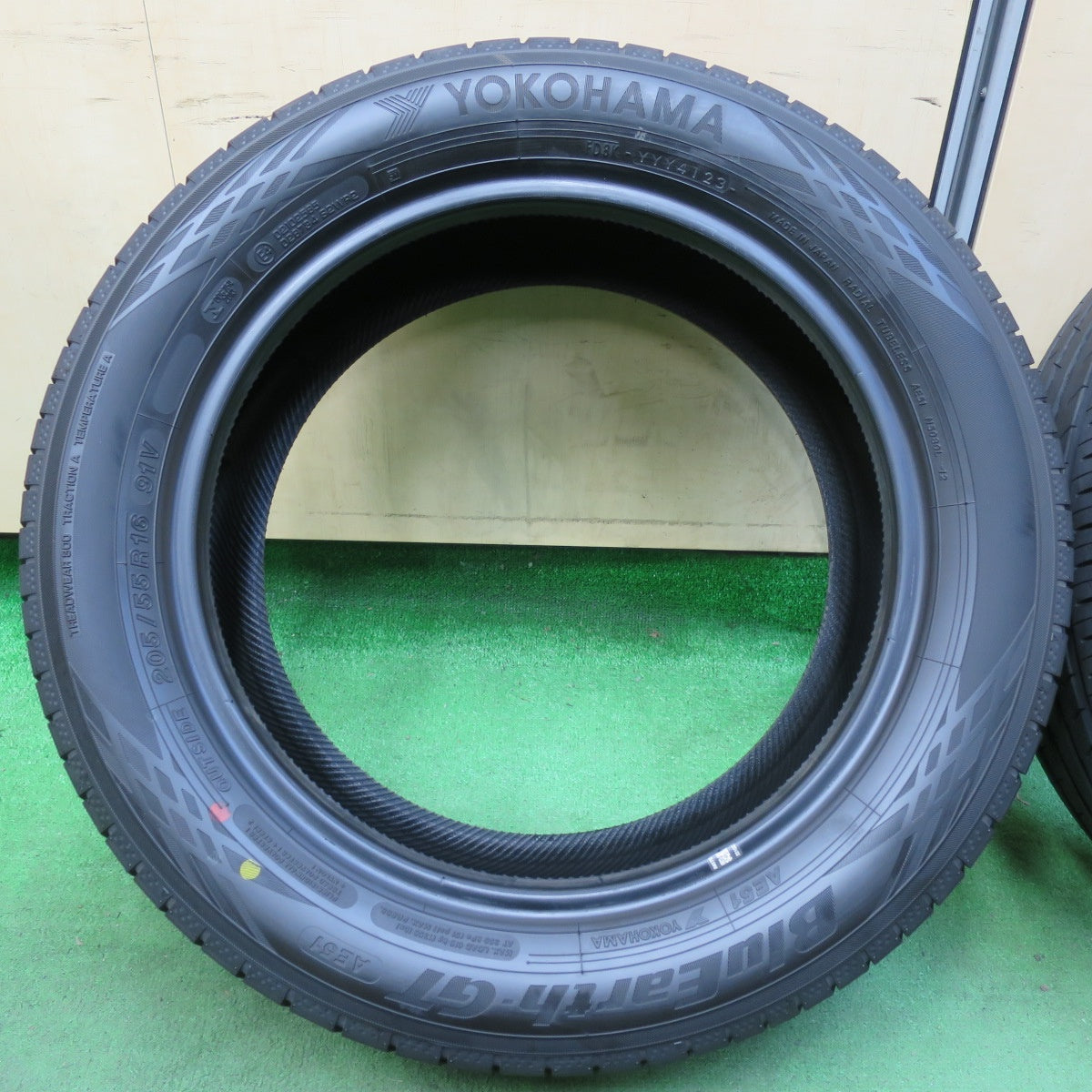 [送料無料] 新車外し！23年★205/55R16 ヨコハマ BluEarth-GT AE51 タイヤ 16インチ ブルーアースGT インプレッサ オーリス 等★4112904イノタ