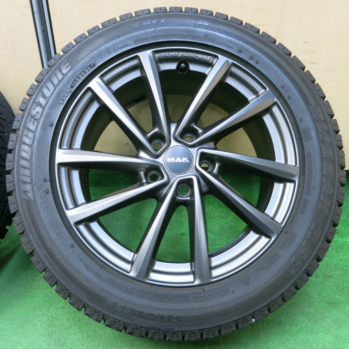 *送料無料* バリ溝！キレイ！9.5分★ベンツ等 BORBET TYPE V MAK 225/55R17 スタッドレス ブリヂストン ブリザック RFT ボルベット PCD112/5H★4041310イス
