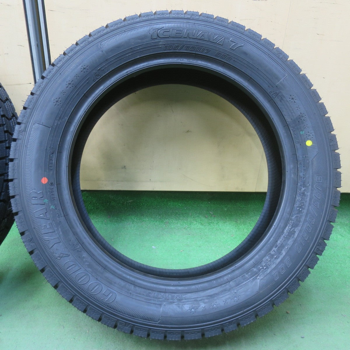 未使用！25年★スタッドレス 195/60R17 グッドイヤー アイスナビ7 タイヤ 17インチ ライズ ロッキー 60系 プリウス 等★6071911イスタ