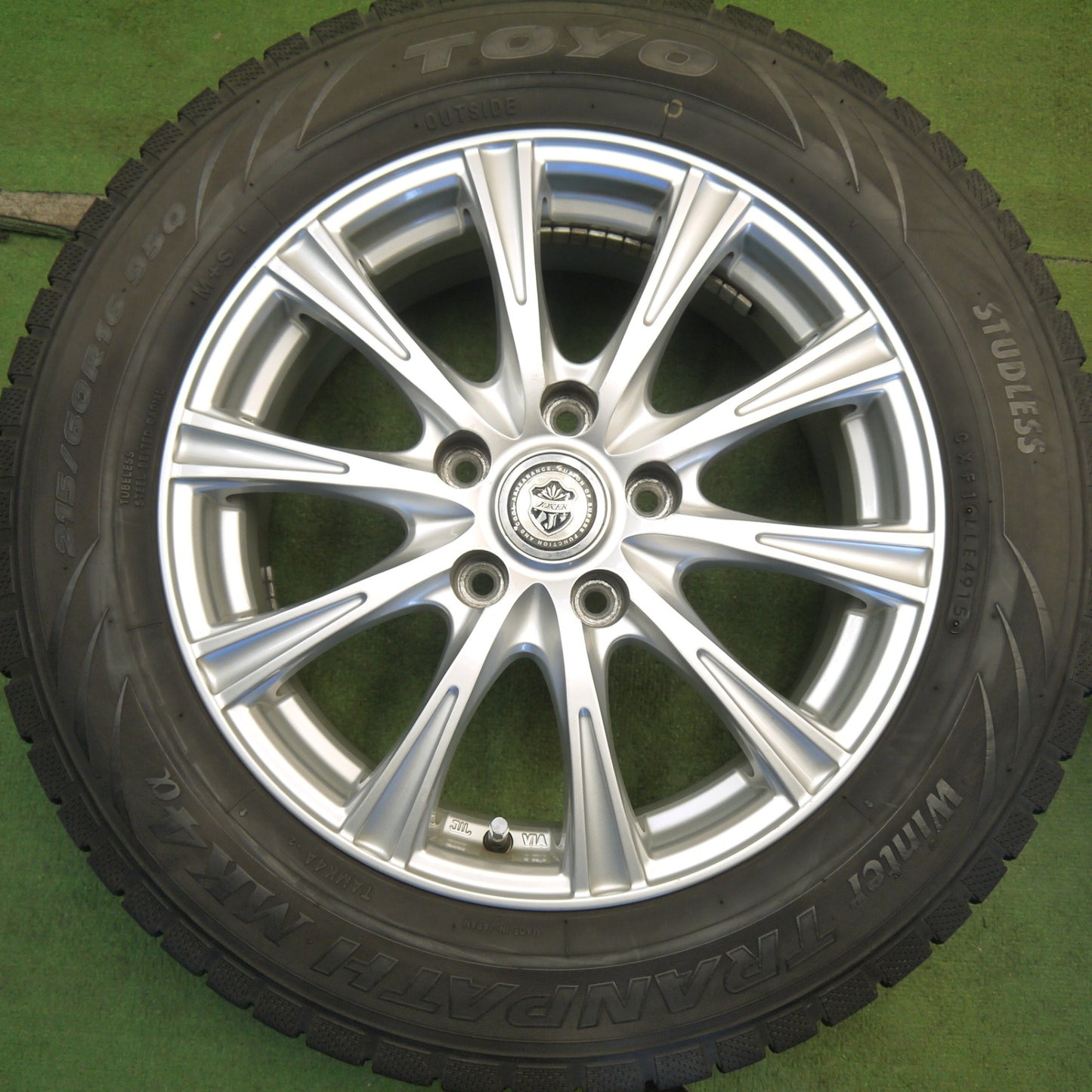 バリ溝！8.5分◎スタッドレス 215/60R16 トーヨー ウインター トランパス MK4α JOKER ジョーカー 16インチ PCD114.3/5H◎6061001Hス