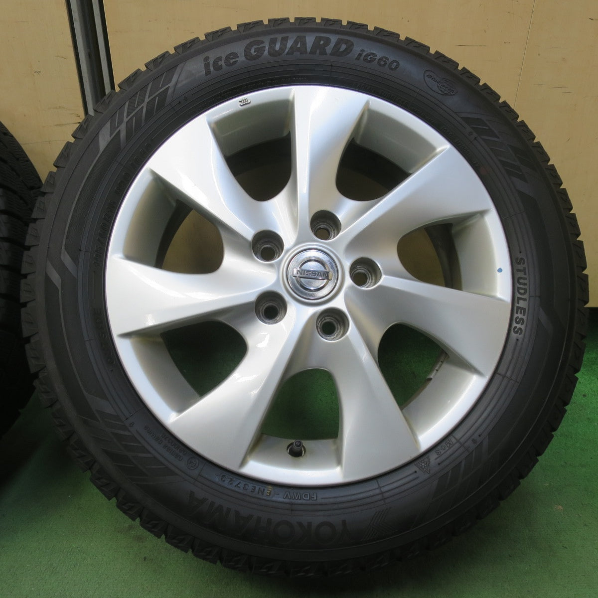 バリ溝！23年！キレイ！9.5分◎日産 C26 セレナ 純正 195/60R16 スタッドレス ヨコハマ アイスガード iG60 16インチ PCD114.3/5H◎6092914イス