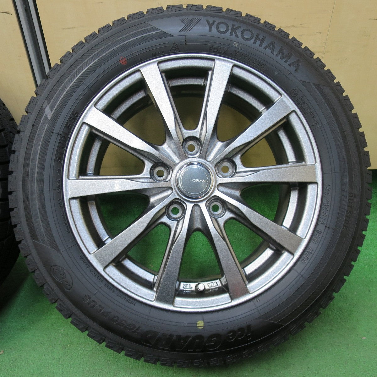 [送料無料] バリ溝！キレイ！ほぼ10分★スタッドレス 185/65R15 ヨコハマ アイスガード iG50 プラス GRASS グラス 15インチ PCD114.3/5H★5011309イス
