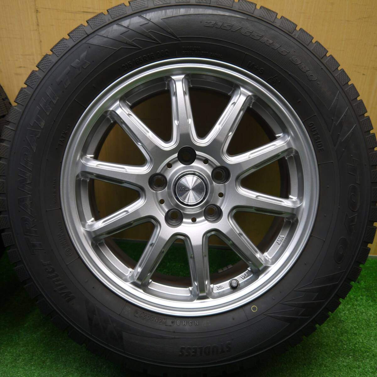 バリ溝！23年！キレイ！9.5分★スタッドレス 215/65R16 トーヨー ウインター トランパス TX AZ Sports AZスポーツ 16インチ PCD114.3/5H★5111801Hス