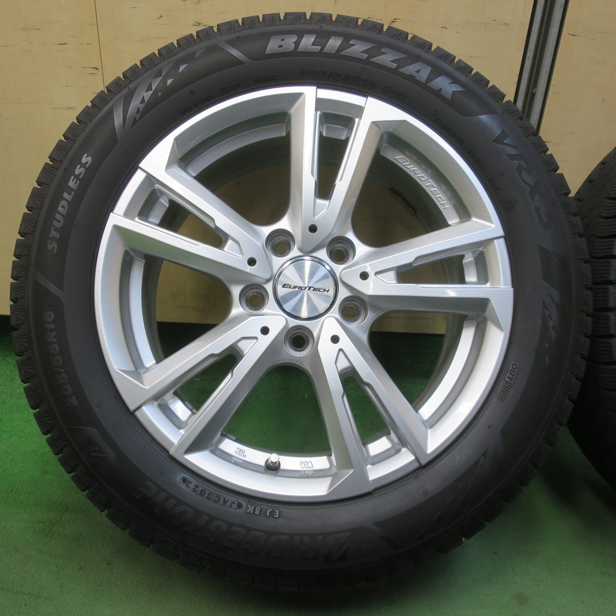 バリ溝！22年！キレイ！9.5分★ワーゲン トゥーラン 等 EUROTECH Gaya Soli 205/55R16 スタッドレス ブリヂストン ブリザック VRX3 ユーロテック ガヤ ソリ 16インチ PCD112/5H★6032303イス