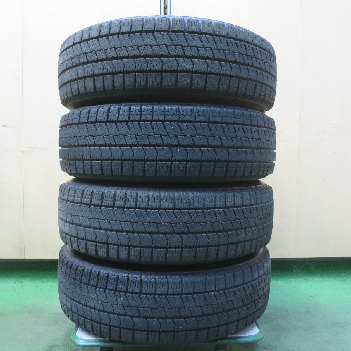 バリ溝！22年！キレイ！8.5分◎スタッドレス 175/65R15 ブリヂストン ブリザック VRX2 AIRBERG エアベルグ 15インチ PCD100/4H◎6072307イス