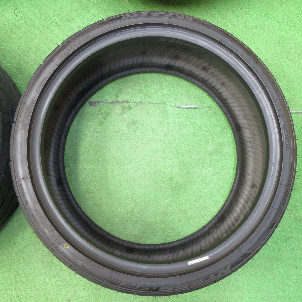 *送料無料* 23年！ほぼ未使用★225/35R19 ニットー NT555 G2 タイヤ 19インチ ベンツ Cクラス BMW 3シリーズ 等★4072903イノタ