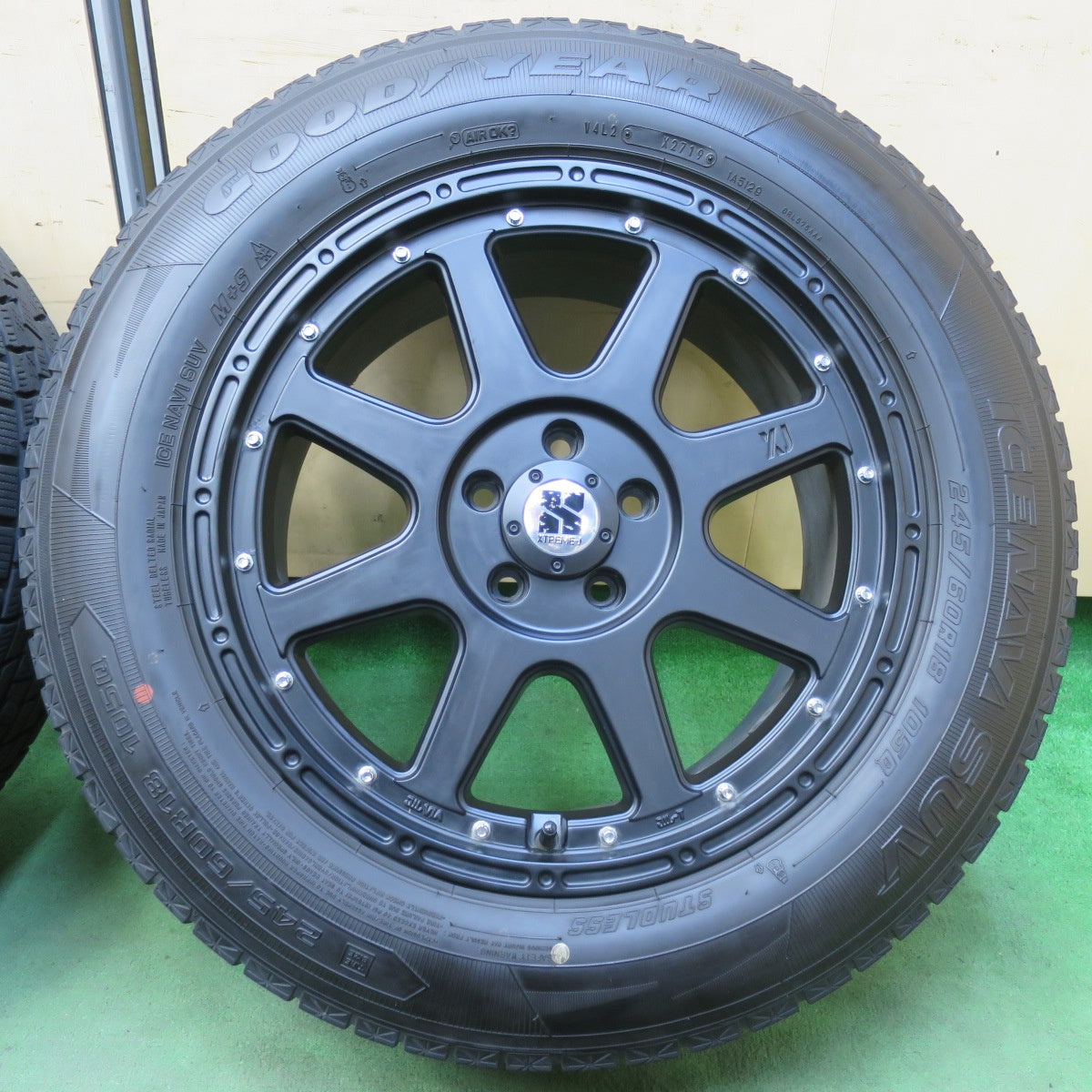 バリ溝！キレイ！9.5分★XTREME-J MLJ XJ 245/60R18 スタッドレス グッドイヤー アイスナビ SUV 18インチ エクストリームJ PCD114.3/5H★5110307イス