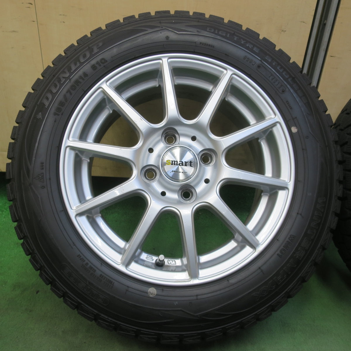 バリ溝！キレイ！9.5分以上◎スタッドレス 165/70R14 ダンロップ ウインターマックス WM01 smart MANARAY SPORT スマート マナレイ スポーツ 14インチ PCD100/4H◎6071805イス