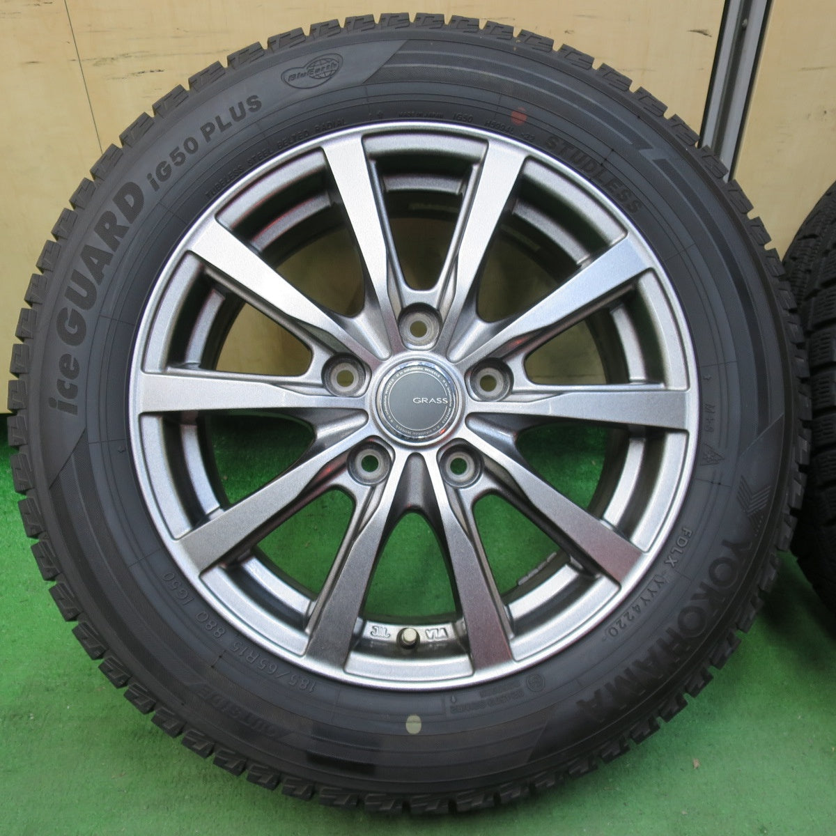 [送料無料] バリ溝！キレイ！ほぼ10分★スタッドレス 185/65R15 ヨコハマ アイスガード iG50 プラス GRASS グラス 15インチ PCD114.3/5H★5011309イス