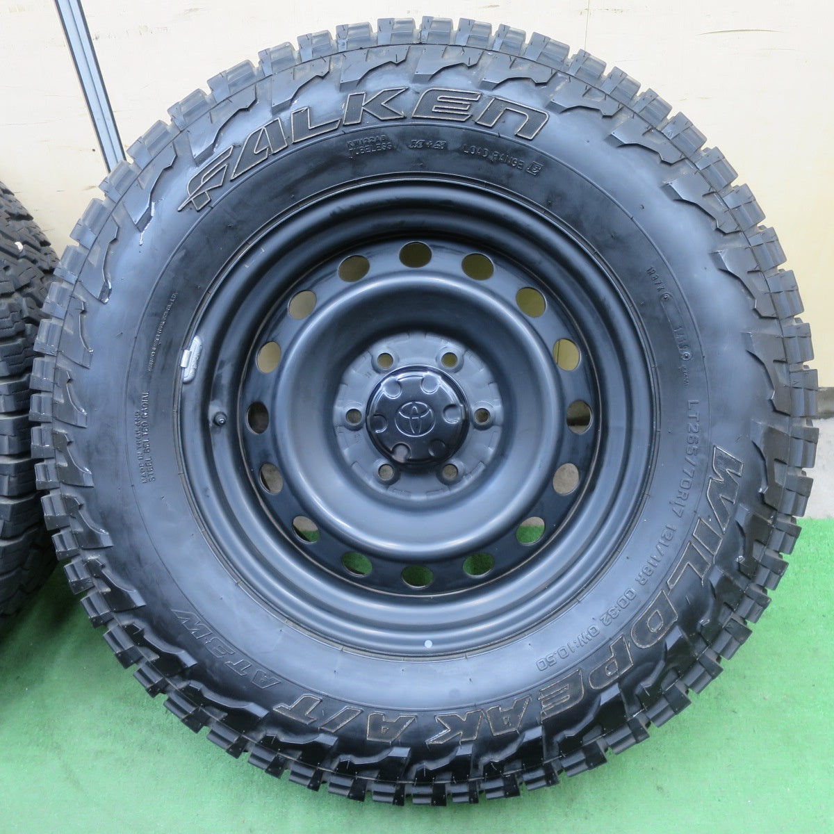 バリ溝！キレイ！9.5分★トヨタ 純正 スチール FJクルーザー プラド 等 265/70R17 121/118R ファルケン WILDPEAK A/T AT3W 17インチ PCD139.7/6H★6013104ナノ