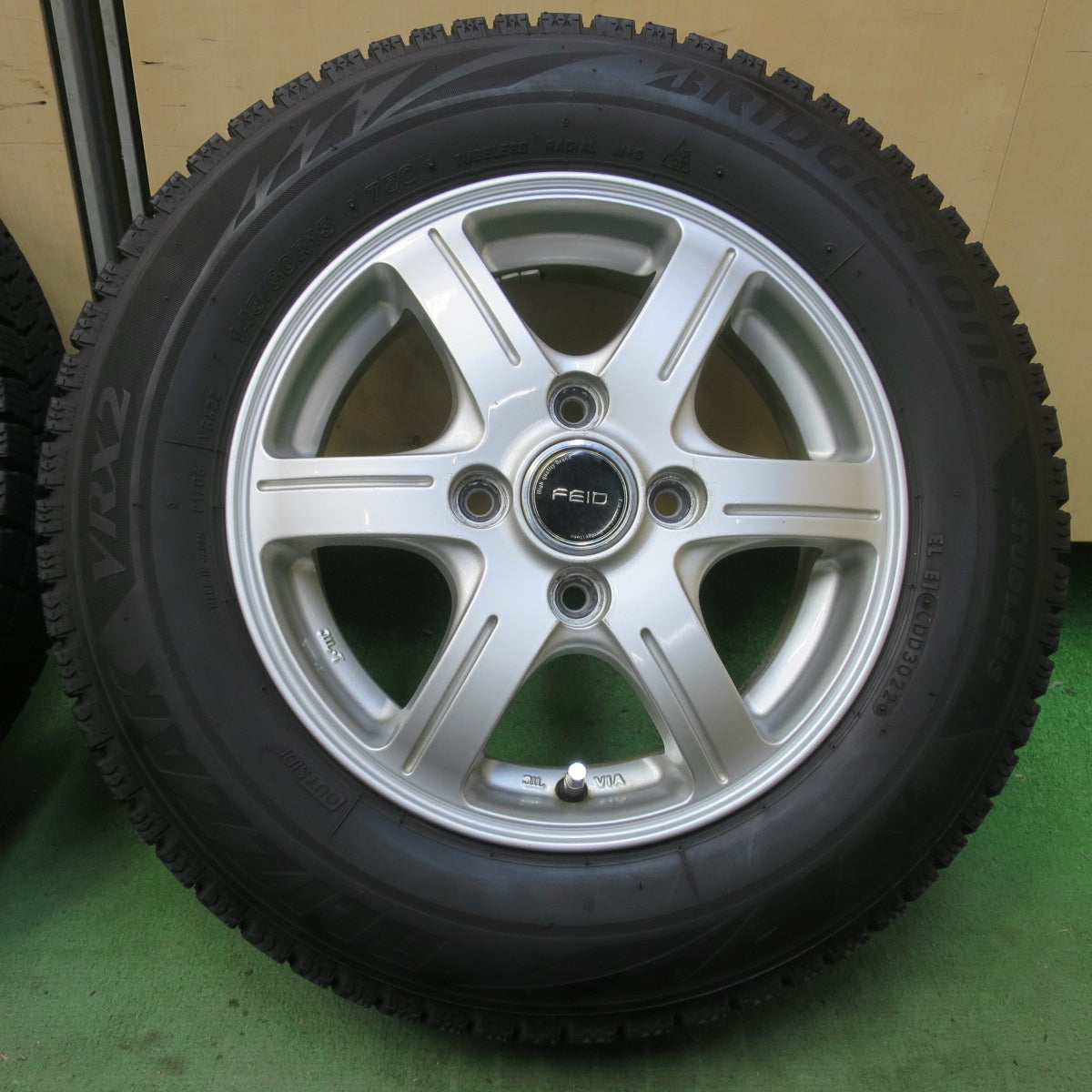 バリ溝！22年！8.5分◎スタッドレス 145/80R13 ブリヂストン ブリザック VRX2 FEID フェイド 13インチ PCD100/4H◎6092401イス
