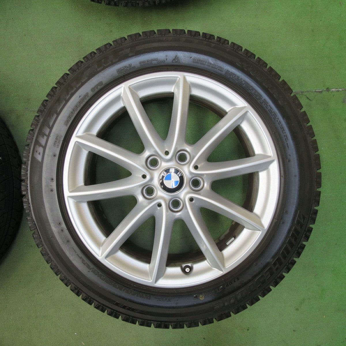 バリ溝！キレイ！9分★BMW F48 X1 純正 225/55R17 スタッドレス ブリヂストン ブリザック RFT 17インチ PCD112/5H★5112806TTス