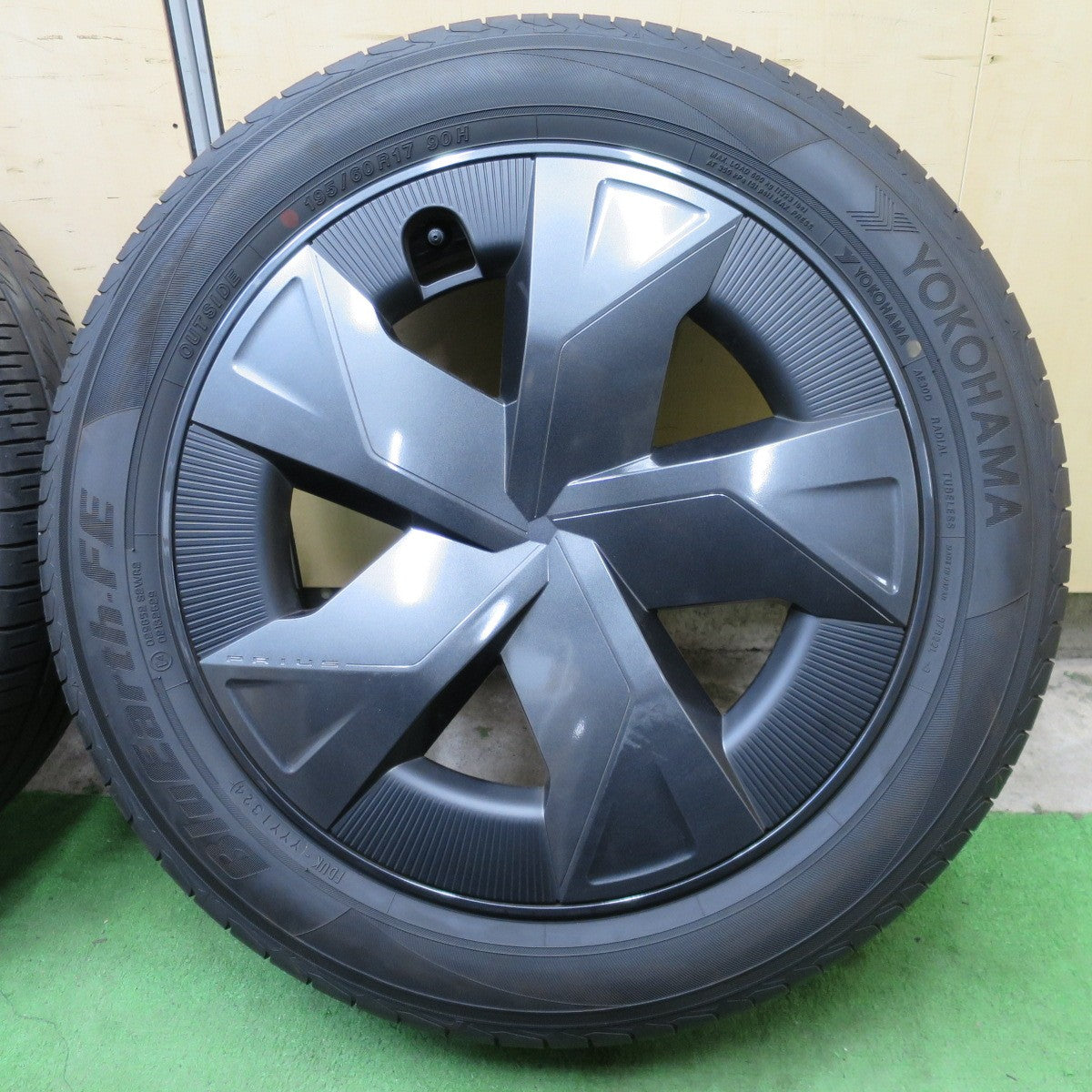 バリ溝！24年！キレイ！9分◎トヨタ 60系 プリウス Uグレード 純正 195/60R17 ヨコハマ BluEarth-FE AE30D ブルーアース 17インチ PCD114.3/5H◎6082104NGノ