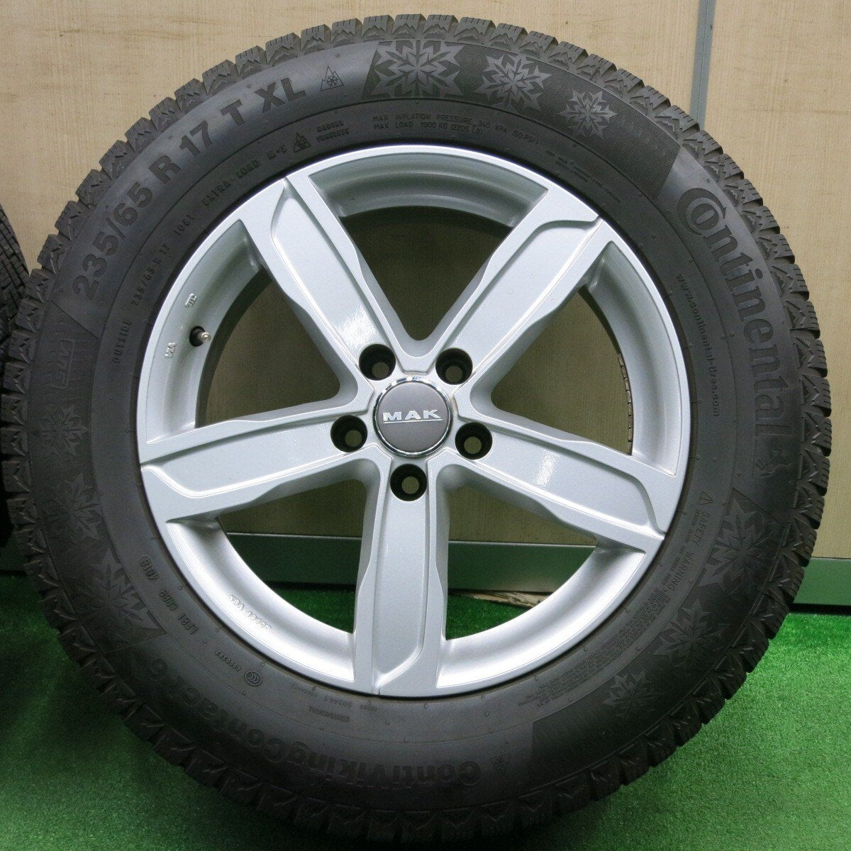 バリ溝！キレイ！8.5分★アウディ等 MAK STADT 235/65R17 スタッドレス コンチネンタル コンチバイキング コンタクト6 シュタッド PCD112/5H★4111403NJス