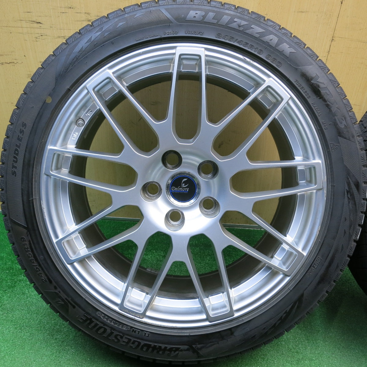 バリ溝！24年！9.5分★レクサス LS 等 Delmore LC.S 245/45R19 スタッドレス ブリヂストン ブリザック VRX3 デルモア 19インチ PCD120/5H★6011801HAス