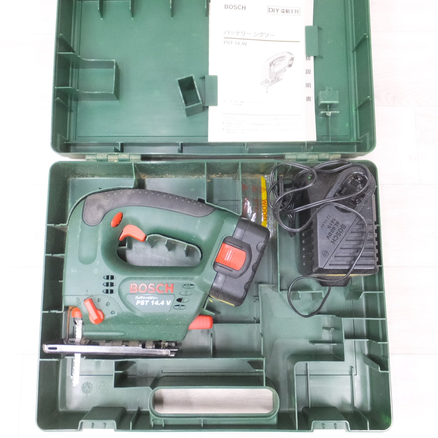 [送料無料] ◆ボッシュ BOSCH バッテリー ジグソー PST 14.4V ケース 充電器 付き 切断機 電気 のこぎり 木工 電動 工具◆