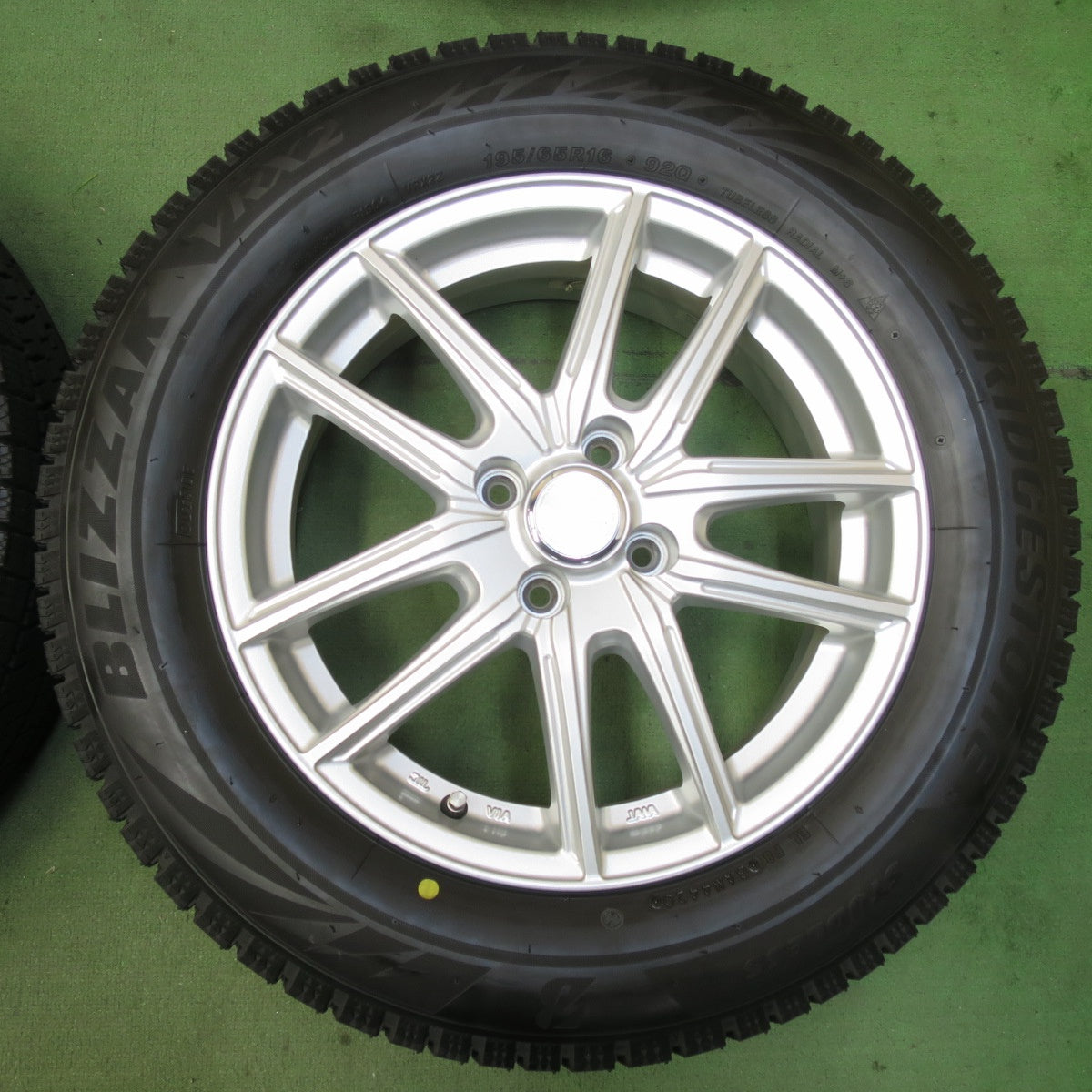 バリ溝！キレイ！9.5分★スタッドレス 195/65R16 ブリヂストン ブリザック VRX2 ECO FORME エコフォルム 16インチ PCD100/4H★5111508イス