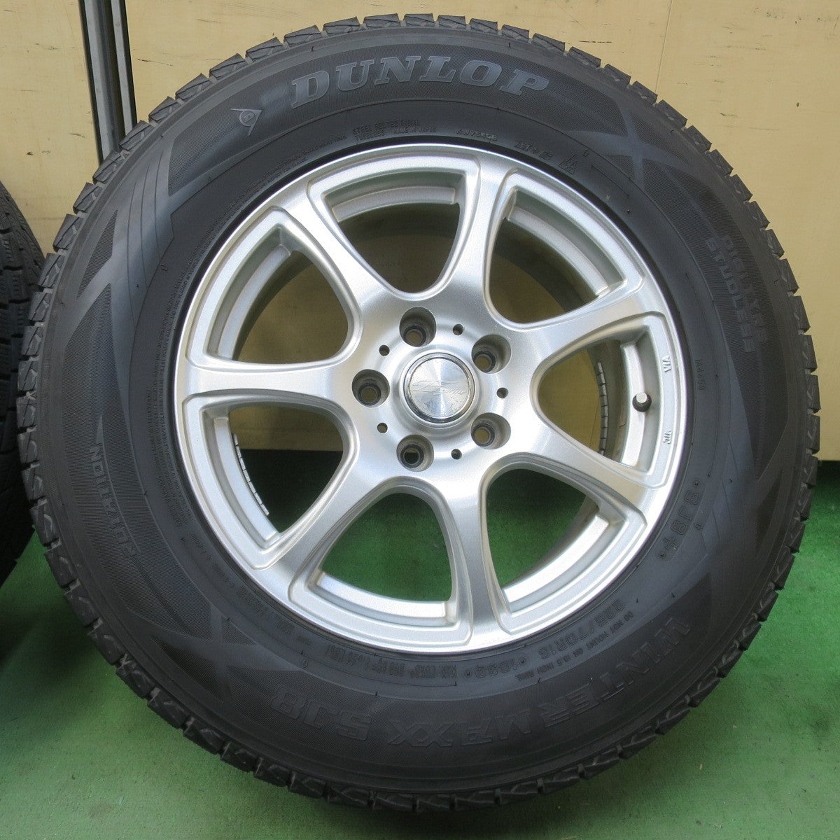 バリ溝！22年！9.5分★スタッドレス 225/70R16 ダンロップ ウインターマックス SJ8 SJ8+ E sprine 社外 アルミ 16インチ PCD114.3/5H★6041604イス