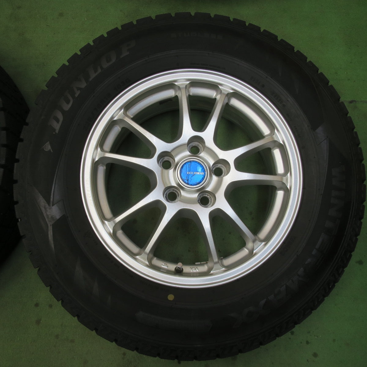 バリ溝！キレイ！9.5分★スタッドレス 225/70R16 ダンロップ ウインターマックス WM02 ECO FORME エコフォルム 16インチ PCD114.3/5H★6021108イス