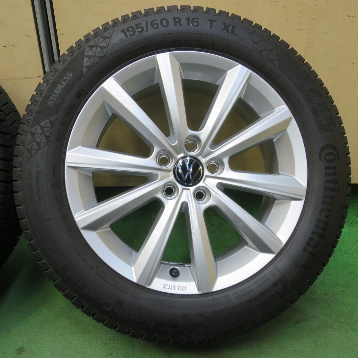 バリ溝！美品！8.5分★ワーゲン T-Cross 純正 BORBET 195/60R16 スタッドレス コンチネンタル ノースコンタクト NC6 16インチ ボルベット PCD100/5H★6011612イス