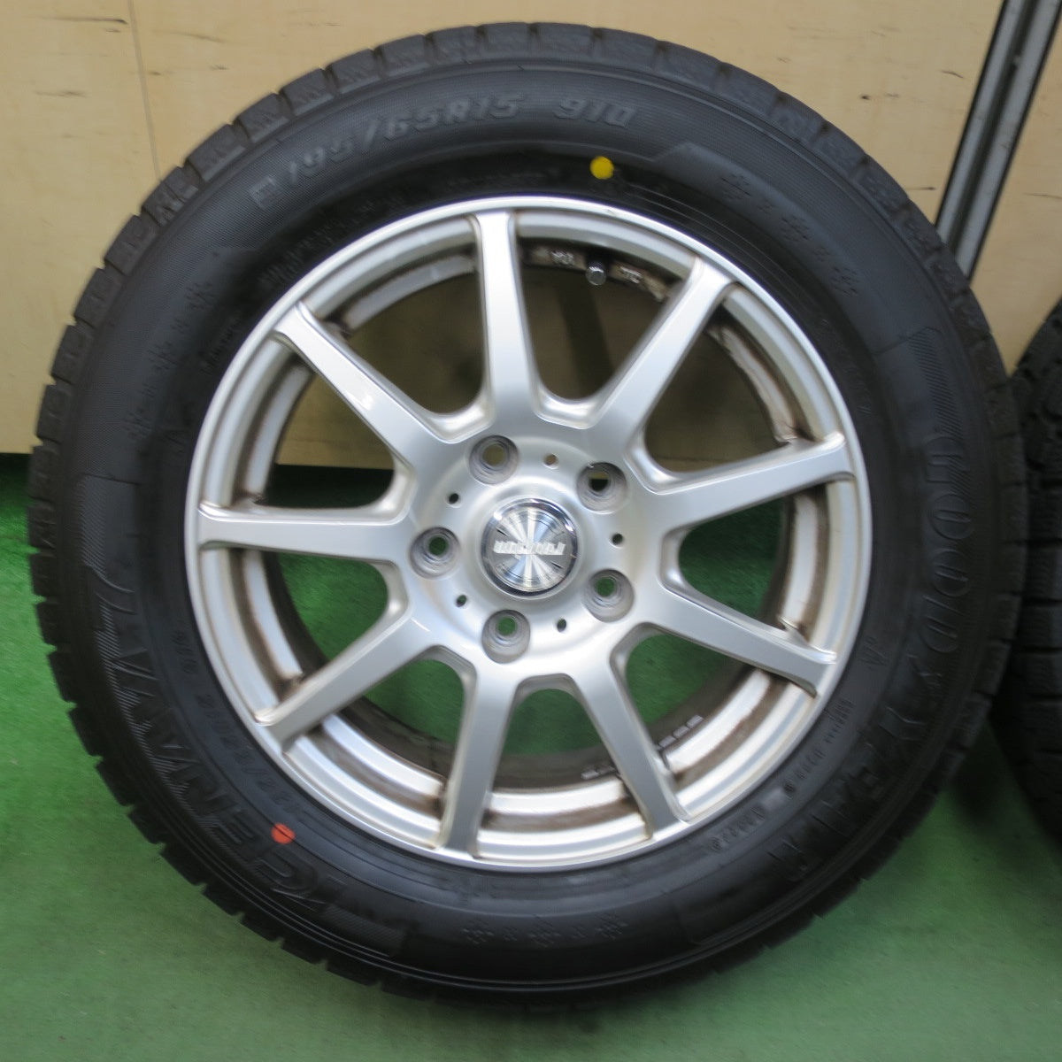 バリ溝！24年！9.5分以上★スタッドレス 195/65R15 グッドイヤー アイスナビ7 ravrion ラブリオン 15インチ PCD114.3/5H★5101401TTス