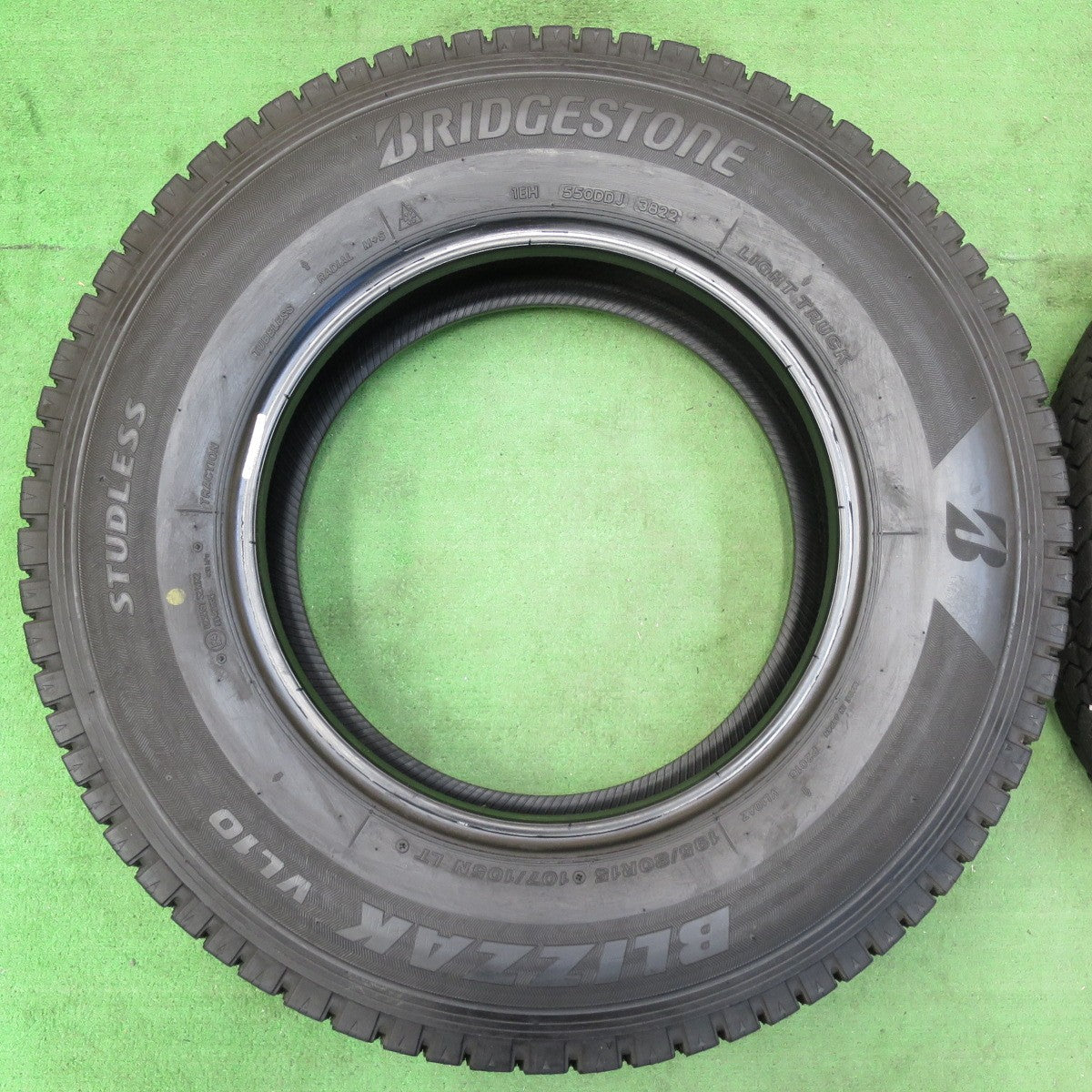 [送料無料] バリ溝！22年！8.5分★スタッドレス 195/80R15 107/105N ブリヂストン ブリザック VL10 タイヤ 15インチ ハイエース キャラバン 等★4110806イスタ