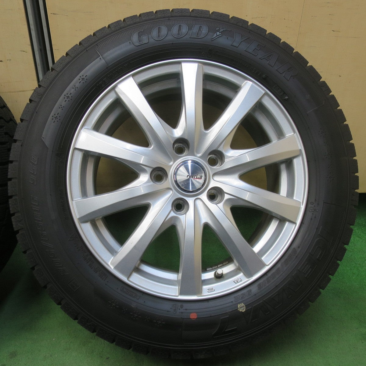 バリ溝！23年！キレイ！9.5分★スタッドレス 205/65R16 グッドイヤー アイスナビ7 ravrion RS01 ラブリオン 16インチ PCD114.3/5H★6021308イス