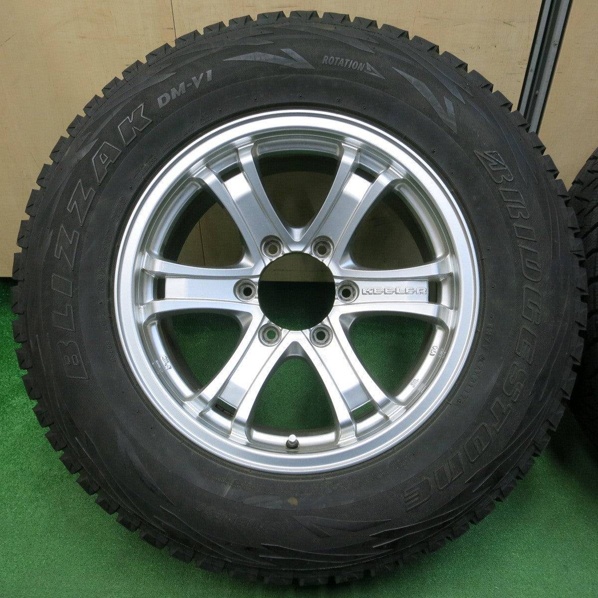*送料無料* キレイ★スタッドレス KEELER 265/65R17 ブリヂストン ブリザック DM-V1 キーラー 17インチ PCD139.7/6H★4031501イス