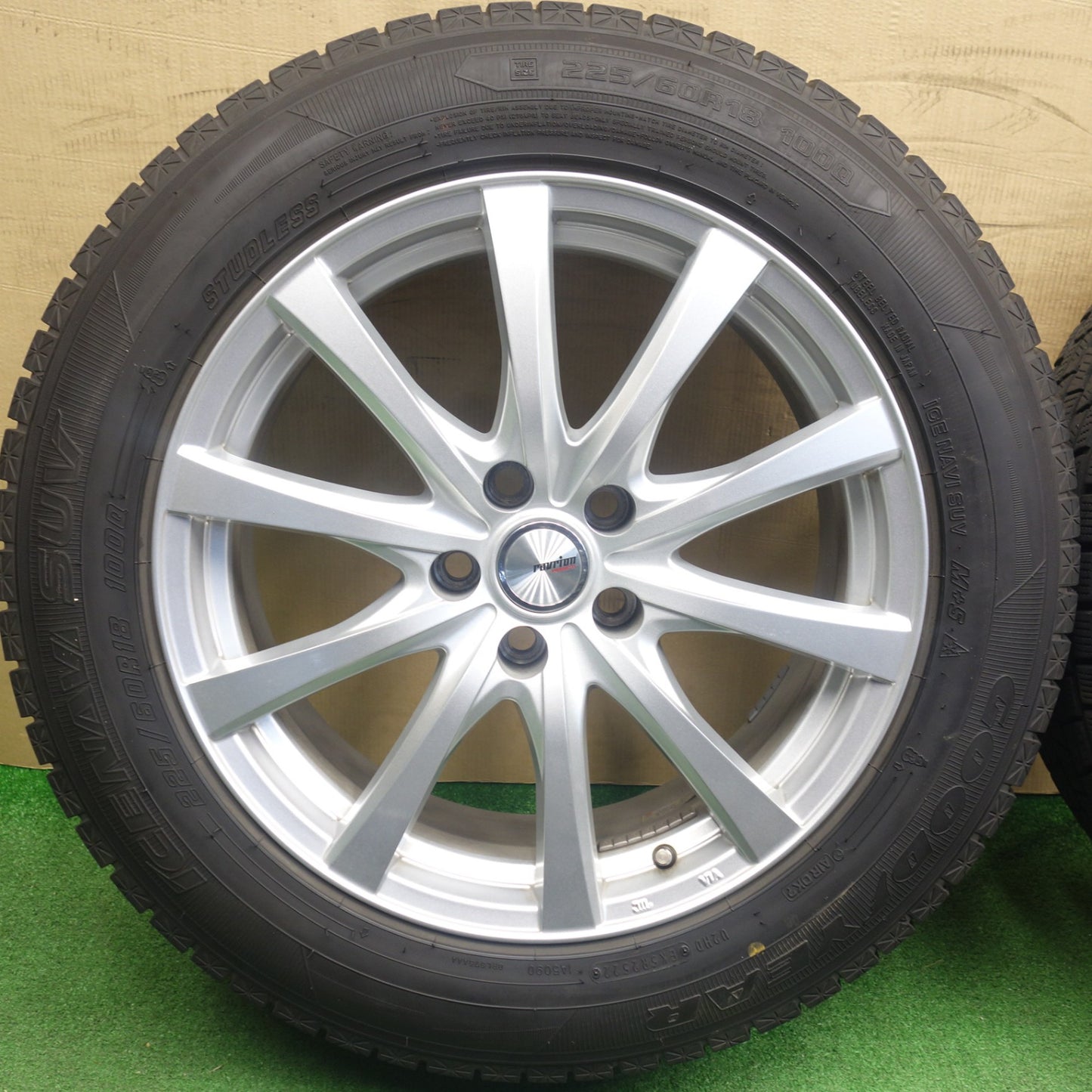 バリ溝！22年！キレイ！9.5分★スタッドレス 225/60R18 グッドイヤー アイスナビ SUV ravrion RS01 ラブリオン 18インチ PCD114.3/5H★6031104KTス