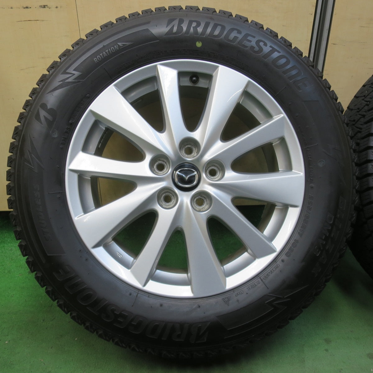 バリ溝！キレイ！9.5分★マツダ CX-5 純正 225/65R17 スタッドレス ブリヂストン ブリザック DM-V3 CX5 17インチ PCD114.3/5H★6021703イス