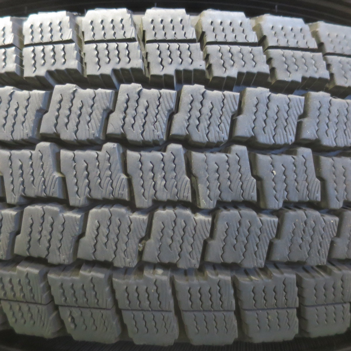バリ溝！23年！9.5分以上★トヨタ 200系 ハイエース 純正 スチール 195/80R15 107/105L スタッドレス グッドイヤー アイスナビ CARGO カーゴ 15インチ PCD139.7/6H★6043012イス