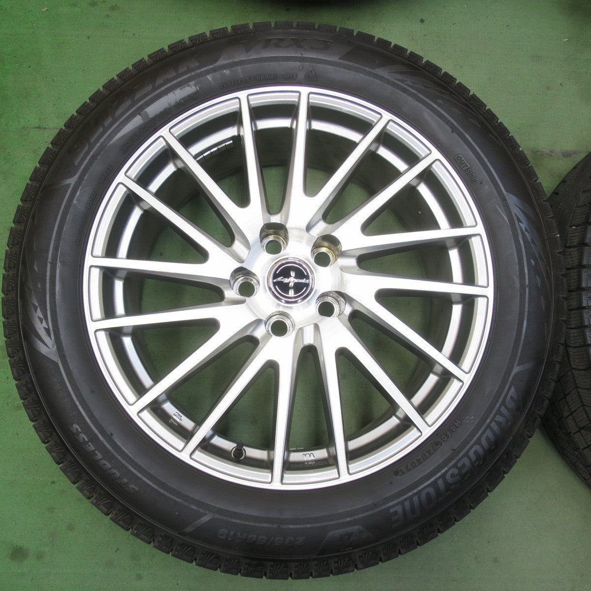 バリ溝！キレイ！9.5分★レクサス 等 235/55R19 スタッドレス ブリヂストン ブリザック VRX3 Lefinada レフィナーダ 19インチ PCD120/5H★6042306イス