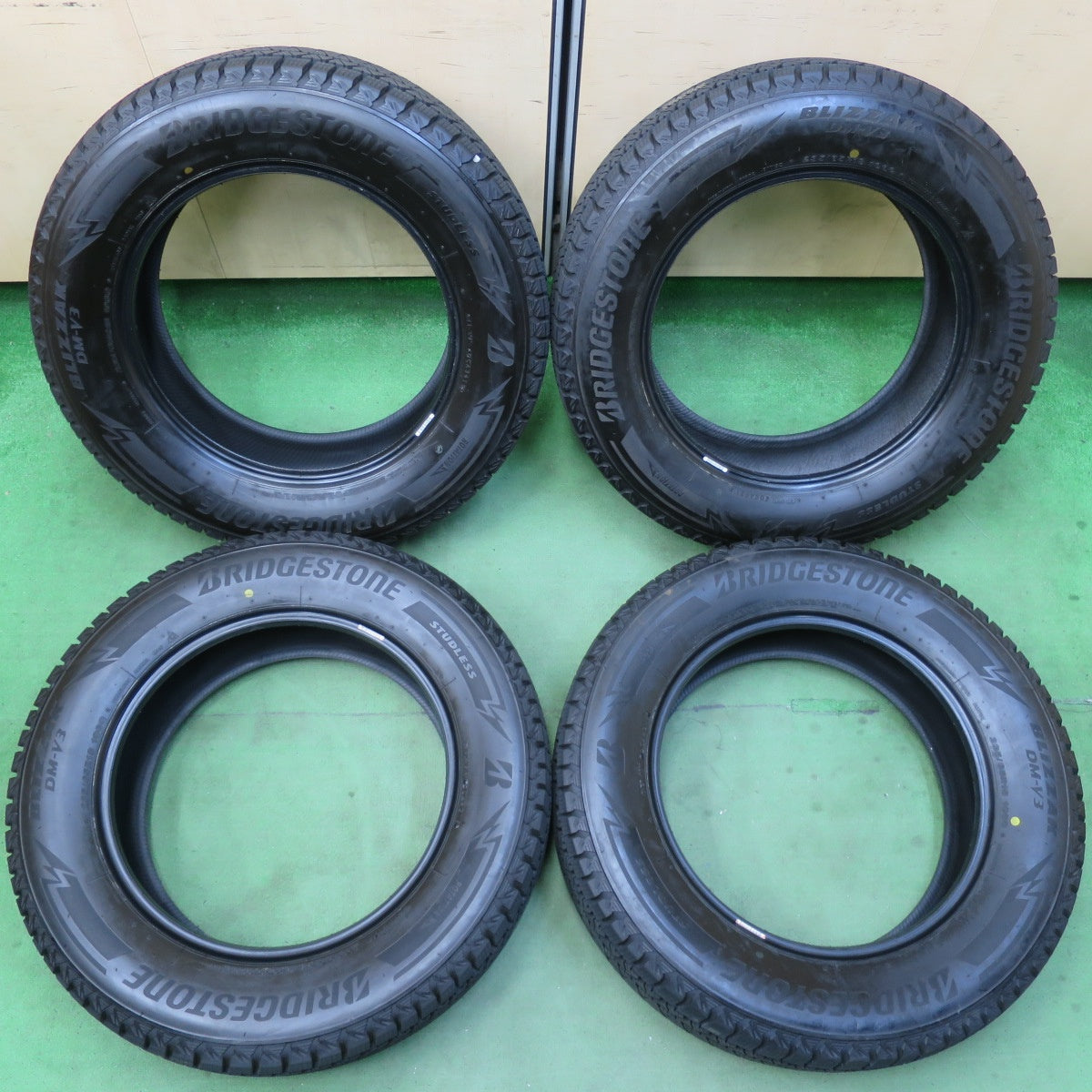 [送料無料] バリ溝！9.5分★スタッドレス 235/65R18 ブリヂストン ブリザック DM-V3 タイヤ 18インチ レクサス RX ムラーノ 等★5032802イスタ