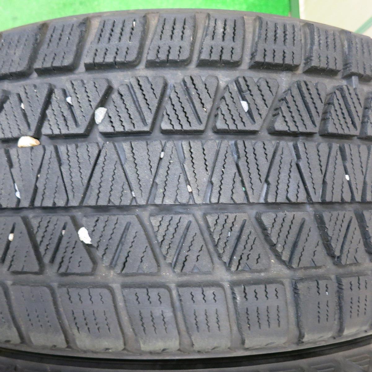 [送料無料] バリ溝！8.5分★ダッジ チャレンジャー 純正 245/45R20 スタッドレス ブリヂストン ブリザック DM-V3 20インチ PCD115/5H★4110908NJス