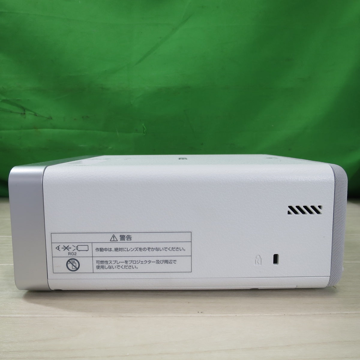 [送料無料] 美品☆エプソン ホーム プロジェクター EF-100W ランプ稼働時間 21時間 外箱 コード リモコン 付き ホワイト エプソン☆