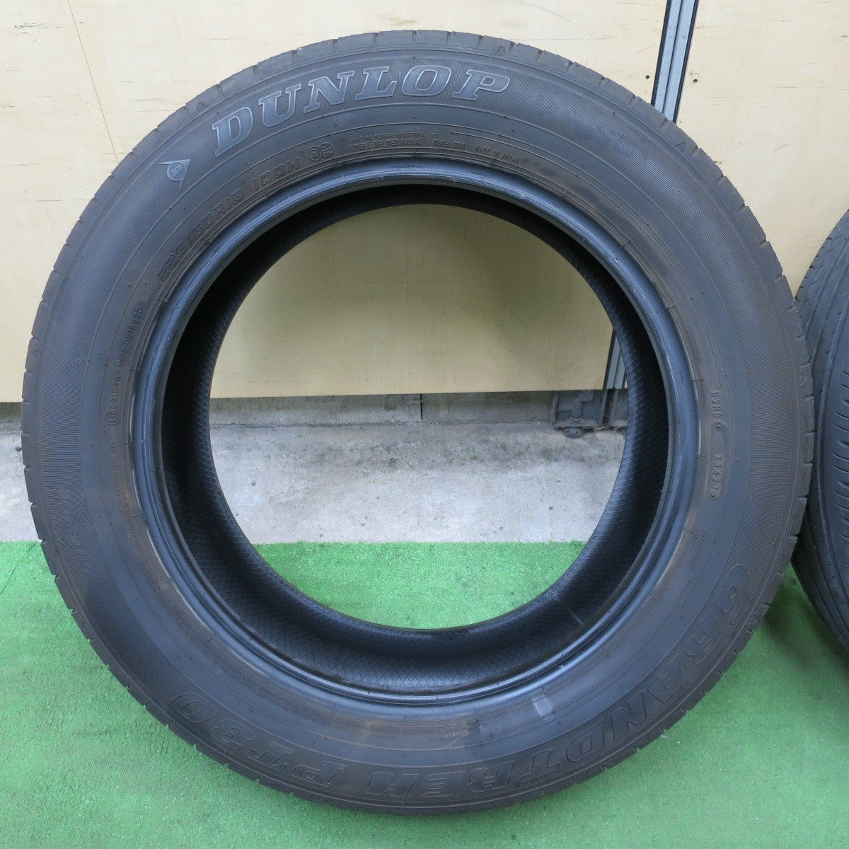 バリ溝！23年！9.5分★225/60R18 ダンロップ グラントレック PT30 タイヤ 18インチ ハリアー RAV4 エクストレイル 等★6022301NGノタ