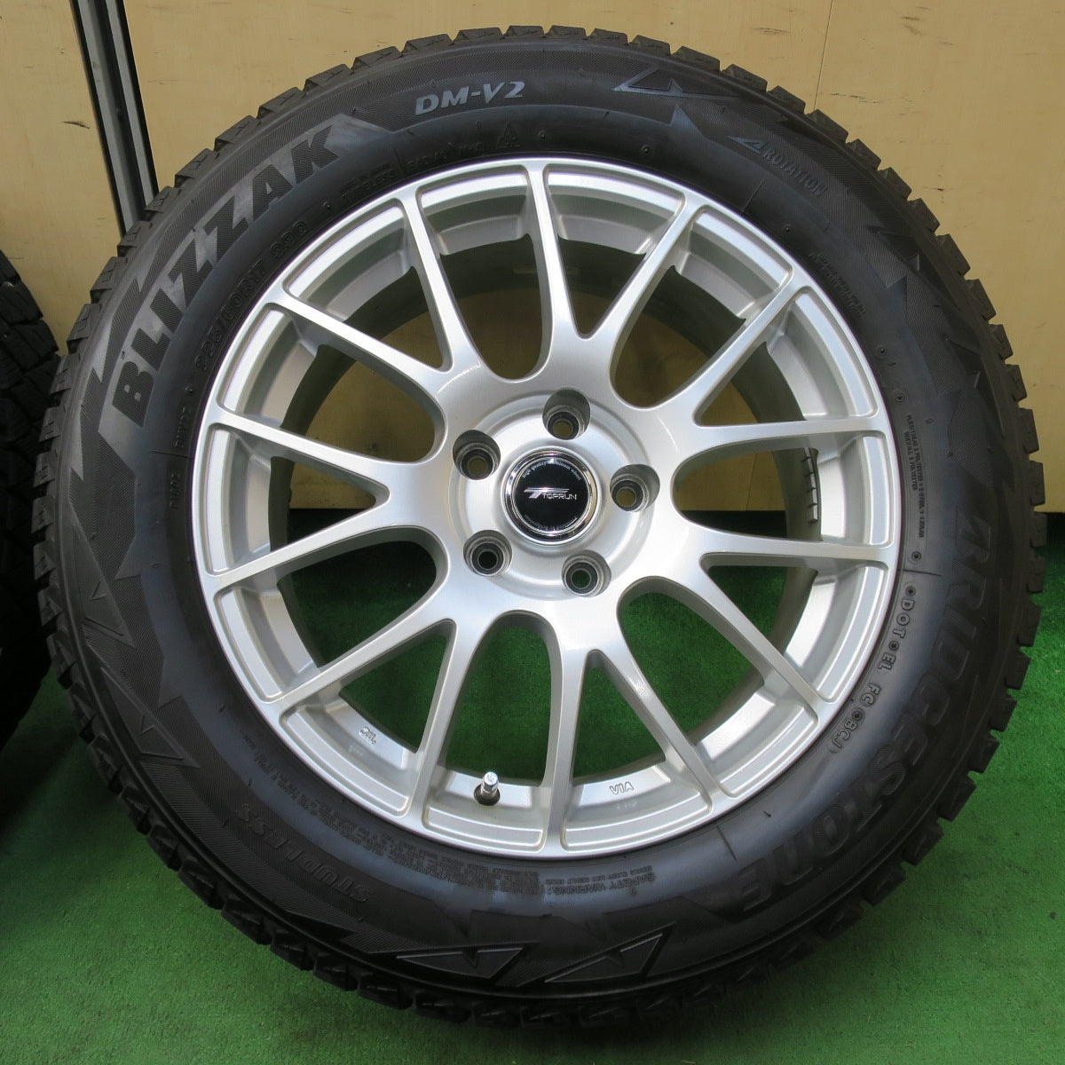 [送料無料] バリ溝！キレイ！8.5分★スタッドレス 225/60R17 ブリヂストン ブリザック DM-V2 TOPRUN トップラン 17インチ PCD114.3/5H★4103010イス